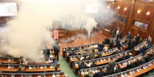 Kosova Meclisinde Yine Gaz Bombası!