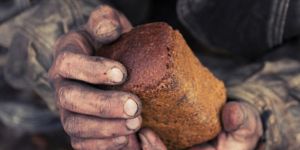 Zenginliğin Kötü Sonuçlarından Sakın Ama Fakirliği İsteme!