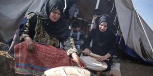 Ekmek Yapıp Dağıtarak Filistinli Göstericilere Destek Oluyor