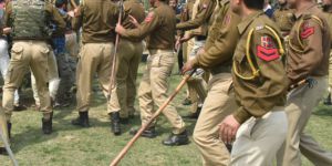 Keşmir'de İşgalci Hint Polisi ve Öğrenciler Çatıştı