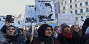 Avusturya Başörtüsünü Yasaklamada Israrcı
