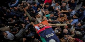 İşgal Güçlerinin Şehit Ettiği Gazeteci Toprağa Verildi