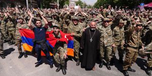 Ermenistan'da Muhalefet Hedefine İlerliyor