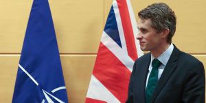 İngiltere Savunma Bakanı: Taliban’la Görüşmemiz Gerek