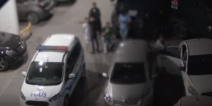 Teravih Namazı Vakti Polis Baskını!