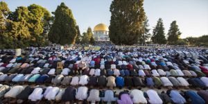 Müslümanlar Bayram Namazı İçin Mescid-i Aksa'ya Akın Etti