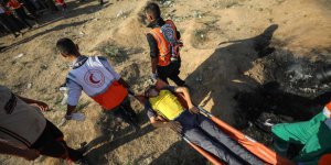 Siyonistler Gazze Sınırında Bir Filistinliyi Şehit Etti