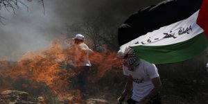 Siyonist İsrail Zulmediyor, Filistinliler Direniyor