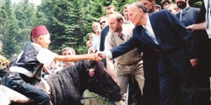 Duvarlara Resimlerini Astırtmayan Aliya İzzetbegoviç’i Örnek Alın!