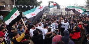 Binlerce Suriyeli Cuma Namazından Sonra Esed Rejimini Protesto Etti!