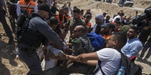 İşgal Güçleri Batı Şeria'da 22 Filistinliyi Gözaltına Aldı