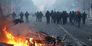 Fransa'daki Protestolar Ekonomiyi Olumsuz Etkiledi