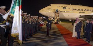 Cezayir'de Prens Selman'ı Karşılayan Başbakan'a Tepki