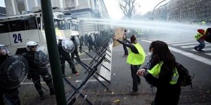 Macron Geri Adım Attı: Vergi Zammı Askıya Alınıyor