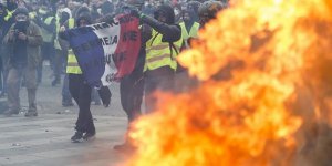 Fransa İçişleri Bakanı 'Sarı Yelekliler’in Tümünü Suçlu İlan Etti