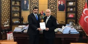 Eskiden Kur’an Hediye Edilirdi, MHP Liderine Artık Nutuk Hediye Ediliyor!