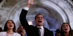 Guaido'dan "Büyük Çaplı Protesto" Mesajı