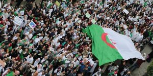 Cezayir'de Buteflika Karşıtı Gösteriler Devam Ediyor