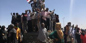 Sudan’da Ordunun Karargâhını Kuşatan Göstericiler Beşir’in İstifasını İstiyor
