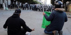 Cezayirli Öğrencilerden 'Buteflika Rejimi Temsilcilerine' Karşı Protesto