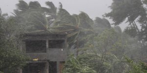 Hindistan'da Beklenen Fani Kasırgası Karaya Ulaştı
