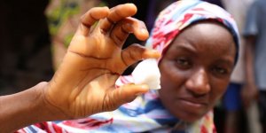 Yosun Tutmuş Çamurlu Suları Şap Taşıyla Temizleyip İçiyorlar