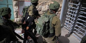 İsrail Güçleri 22 Filistinliyi Gözaltına Aldı