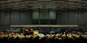 Hong Kong'ta Protestocular Meclisi Bastı