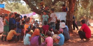 İdlib'de Savaş Mağduru Çocuklara Eğitim Zeytin Ağacı Altında Veriliyor