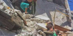 Tişörtü Moloza Asılı Halde Yaşam Mücadelesi