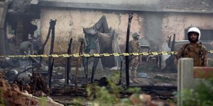 Pakistan'da Askeri Eğitim Uçağı Evlerin Arasına Düştü