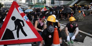 Hong Kong'daki Protestolar Oturma Eylemiyle Devam Ediyor