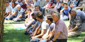 Deprem Bölgesinde İlk Cuma Namazı Açık Alanda Kılındı