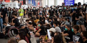 Çin'den Hong Kong Havalimanı'ndaki Olaylara 'Terör' Yorumu