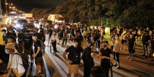 Hong Kong'da Protestocular Havalimanı Yakınındaki Yolları Kapattı