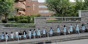 Hong Kong'da İnsan Zinciriyle Protesto