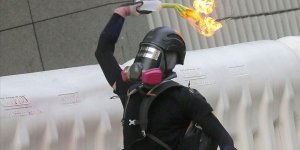 Hong Kong'da Polisten Protestoculara Tehdit