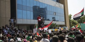 Sudan'da Beşir Rejiminin Sembol İsimlerinin Yargılanması Talebiyle Protesto Düzenlendi