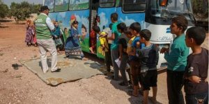 Suriyeli Çocuklar Otobüslerde Eğitim Görüyor