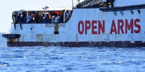 Midilli'de Göçmen Kurtarma Gemisinin Limana Yanaşmasına İzin Verilmedi
