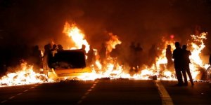 Katalan Göstericiler Barcelona Sokaklarını Ateşe Verdi