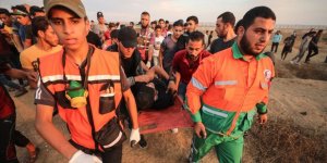 Siyonist İşgalciler Gazze Sınırında 77 Filistinliyi Yaraladı