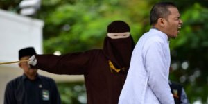 Endonezya'da İlk Kez Bir İmam "Zina"dan Kırbaçlandı
