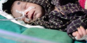 Hindistan'da Kız Bebeği Canlı Canlı Gömmek İsteyen Dedeye Suçüstü