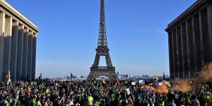 Fransa'ya Damga Vuran Sarı Yeleklilerin Gösterileri