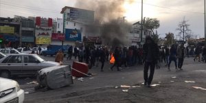 İran'daki Gösterilerde Devrim Muhafızları ve Besiç Güçlerinden 3 Kişi Öldü