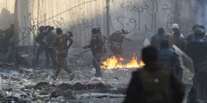 Irak'ın Zikar Kentinde Protestocular Valilik Binasını Ateşe Verdi