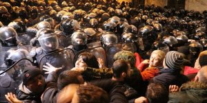 Gürcistan'da Parlamentoyu Kuşatan Protestoculara Müdahale