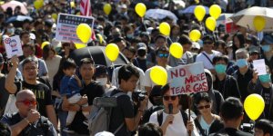 Hong Kong'da Binlerce Gösterici Yine Sokaklarda 