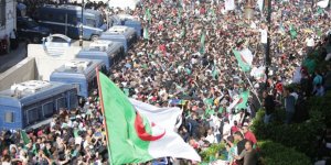 Cezayir'de Göstericiler ‘Köklü Değişiklik' Talebiyle Meydanlarda
